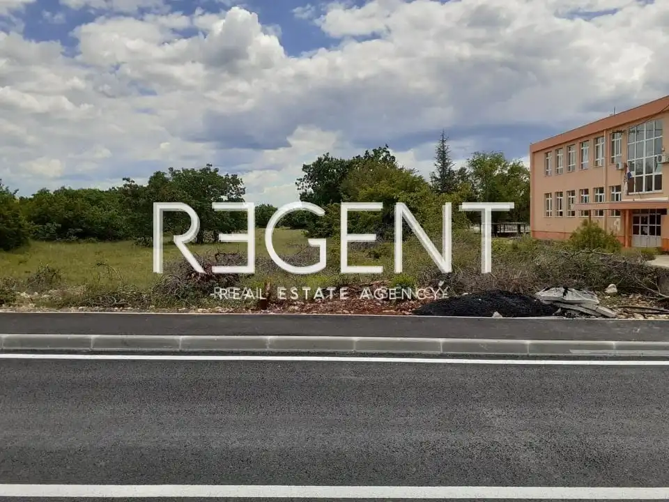 Šibenik, Unešić - građevinsko zemljište s projektom, 13459m2