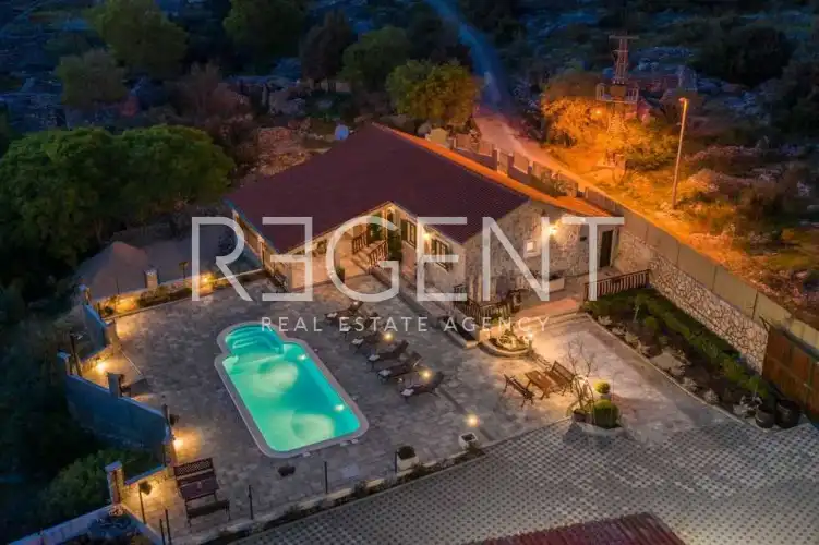 Šibenik, Rogoznica - Kamenný dom s bazénom a výhľadom na more 100 m2
