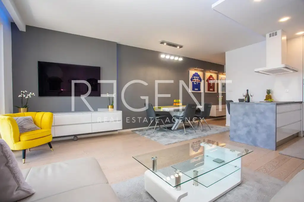 Split, Žnjan - Appartement de deux chambres avec loggia et vue sur la mer.