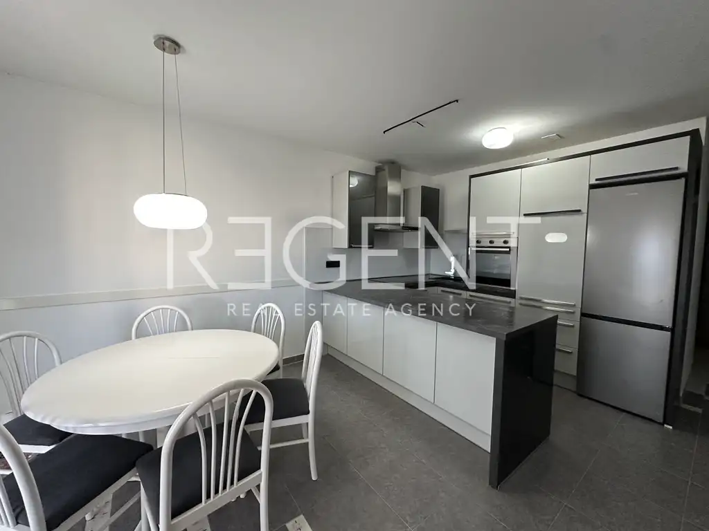 Split, Žnjan - Appartement de quatre pièces avec loggia
