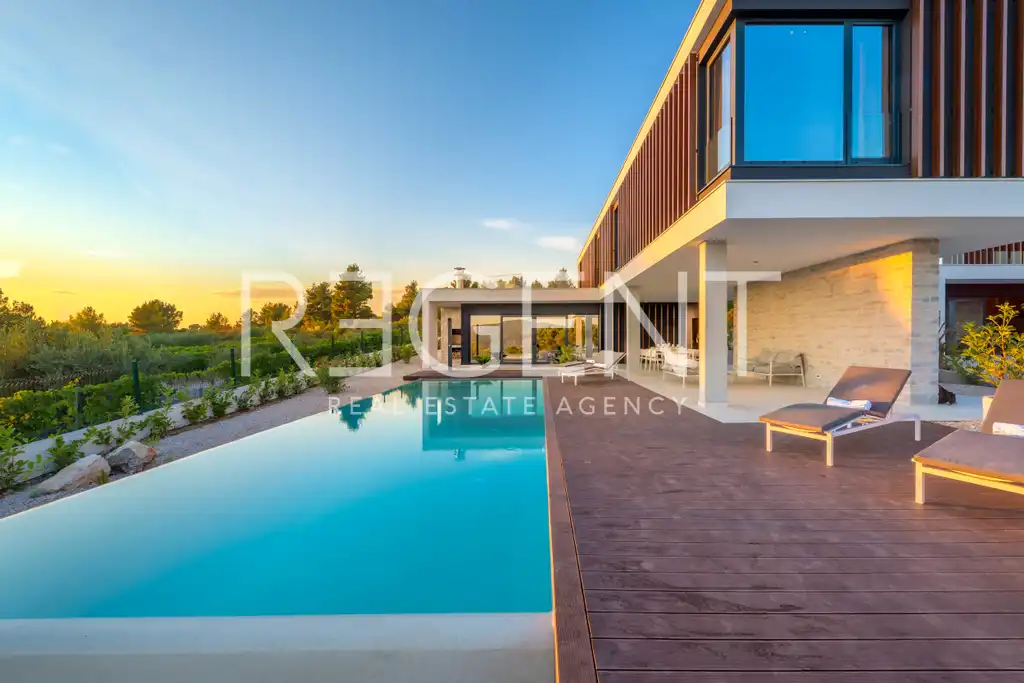 Primošten – vila 300 m² s bazenom, 4 spavaće sobe i pogledom na more