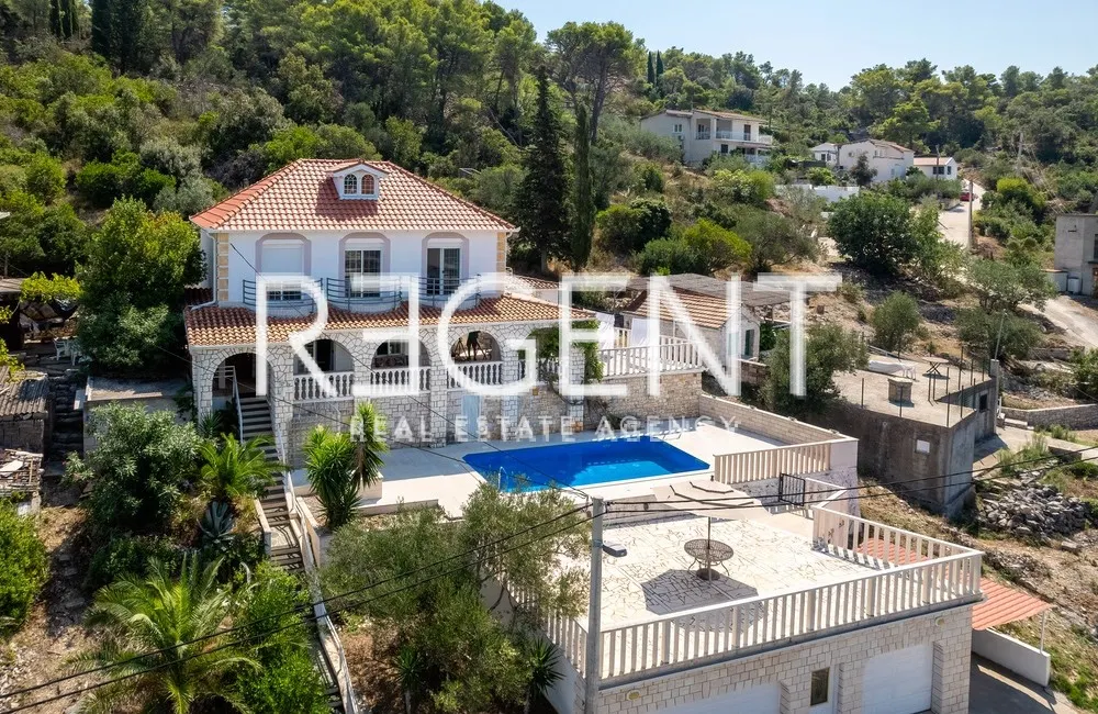 Šolta, Rogač - Stredomorská vila v prvom rade pri mori 264 m2 exkluzívny predaj