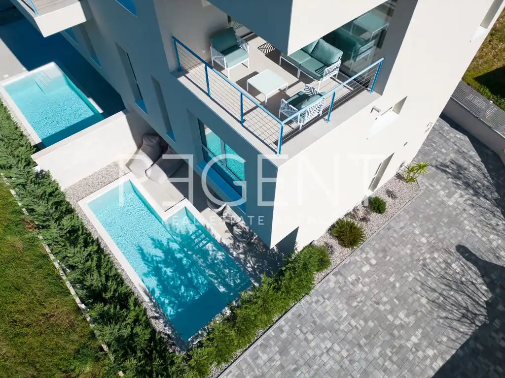 Seget Vranjica – sodobna duplex vila z dvema bazenoma in s pogledom na morje