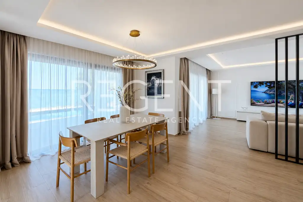 Vila 200 m², Pula — 3 spavaće sobe, grijani bazen, garaža, sauna