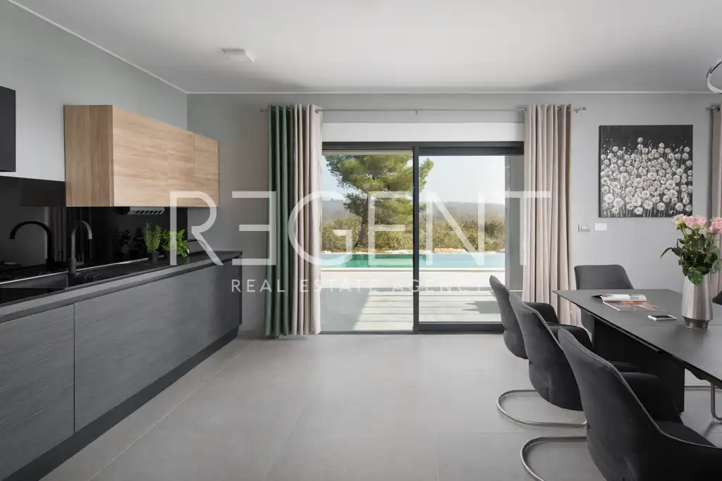 Villa 250 m², Vodnjan area — 78 m² pool, 1600 m² plot