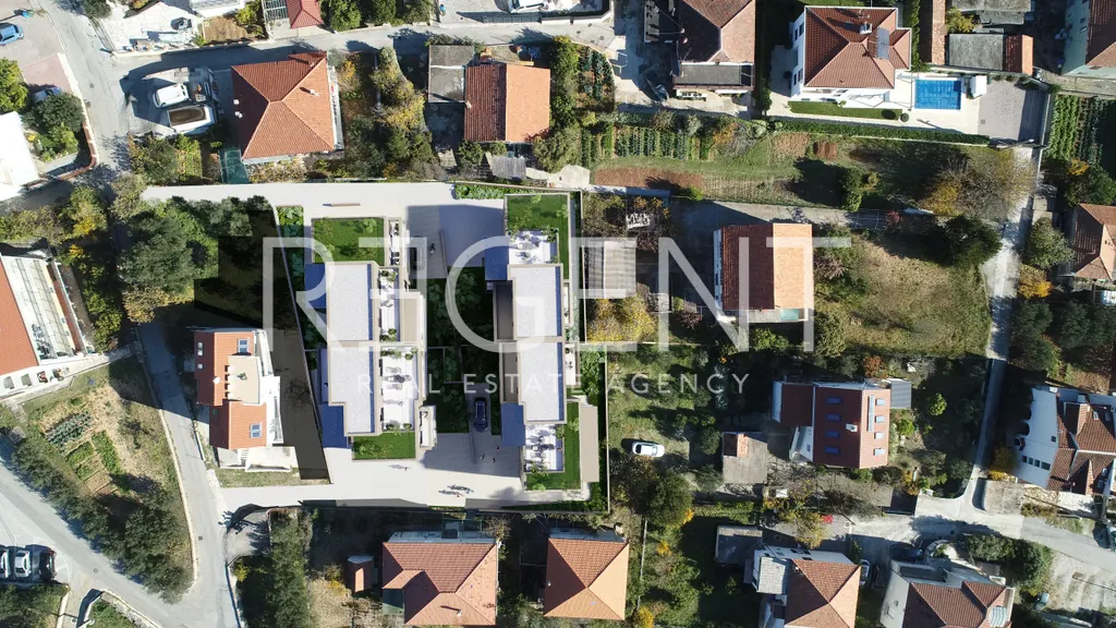 Trogir - Dvosoban stan s vrtom 106 m2, novogradnja