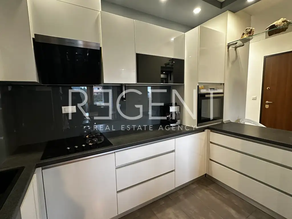 Split, Žnjan - Dvosoban stan 76 m2, prvi red do mora