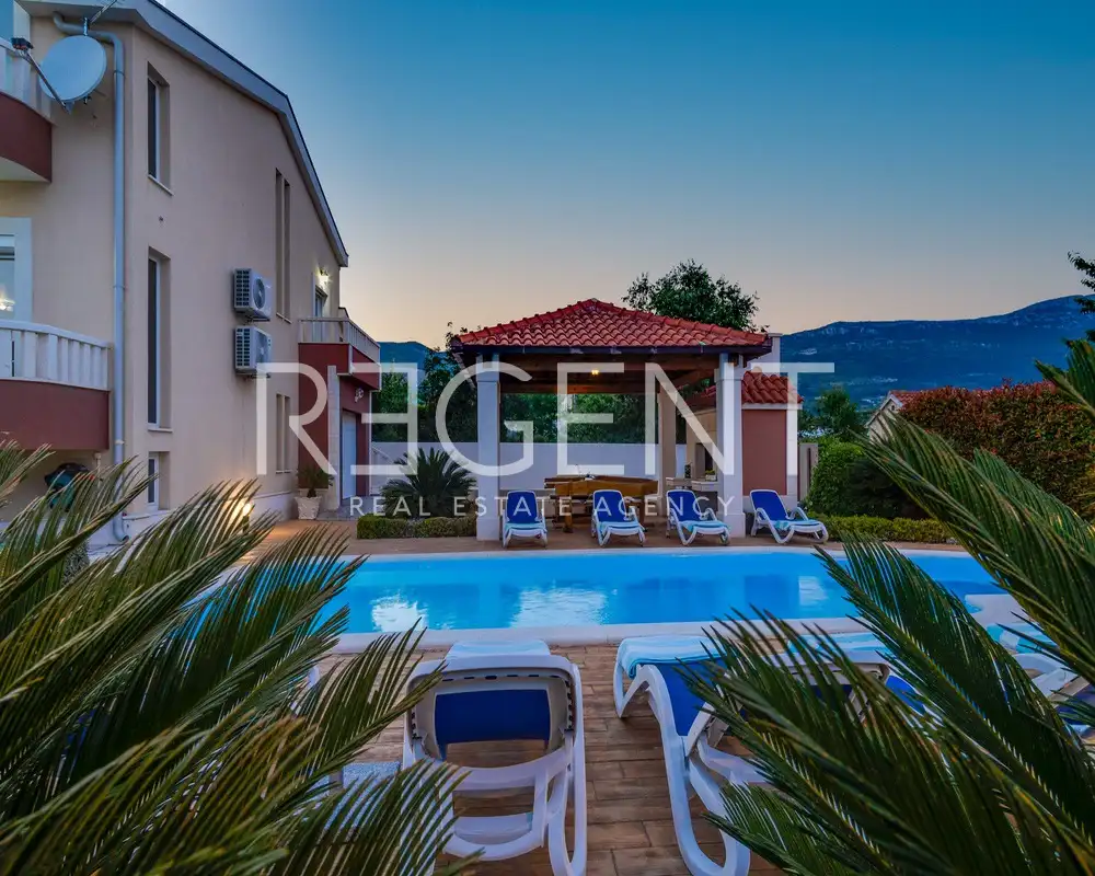Split, Kaštela - Villa mit Pool und Meerblick 333 m2