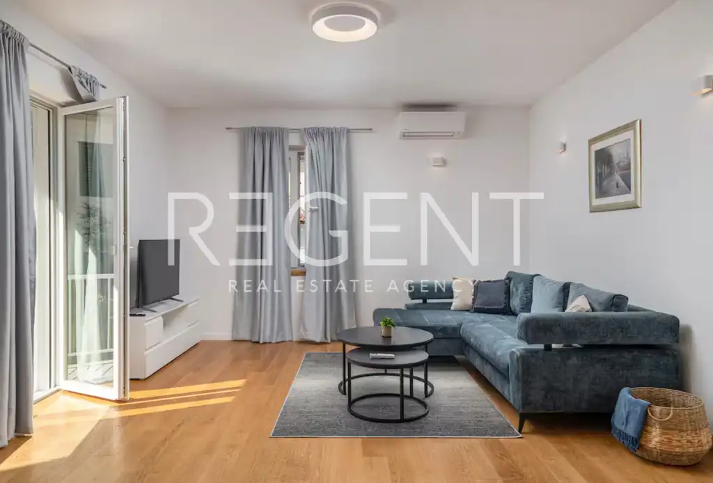 Split, Lučac - Appartement de deux pièces avec loggia et vue sur la ville.