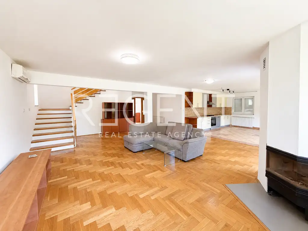 Dům 275 m² k pronájmu, Jazbina — zahrada, 2 garáže