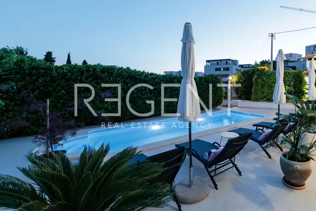 Split, Kila – stan 51 m² z vrtom, bazenom in s parkiriščem