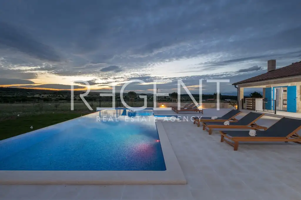 Zadar, Sv. Filip i Jakov - Rustikální vila na pozemku o rozloze 30.000 m²