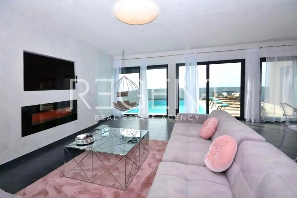 Split, Podstrana – Ohromujúca vila s výhľadom na more 250 m2