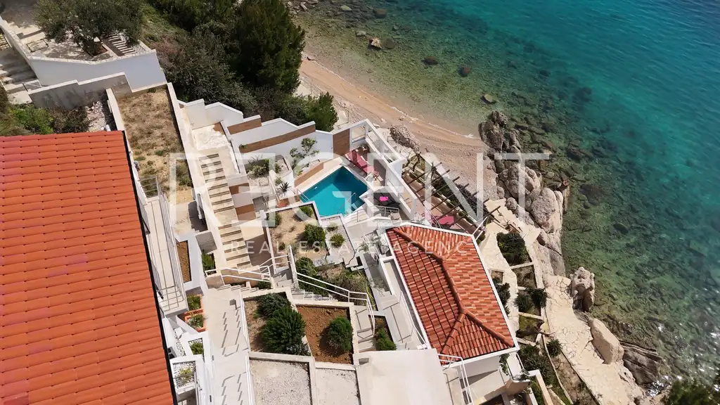 Omiš, Stanići – vila prvi red ob morja z velikim potencialom