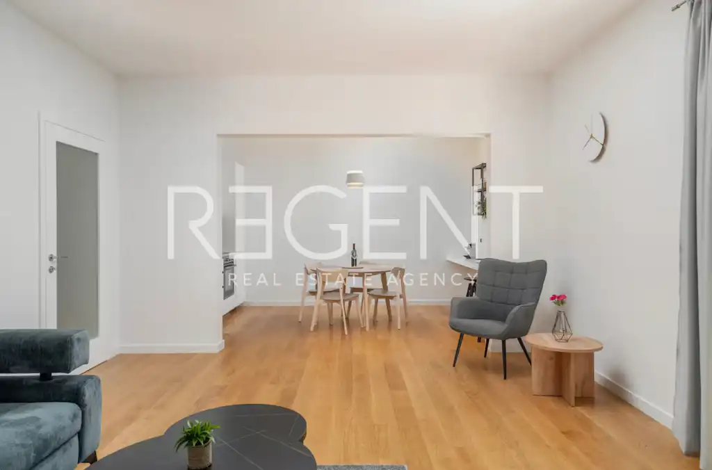 Split, Lučac - Appartement de deux pièces avec loggia et vue sur la ville.