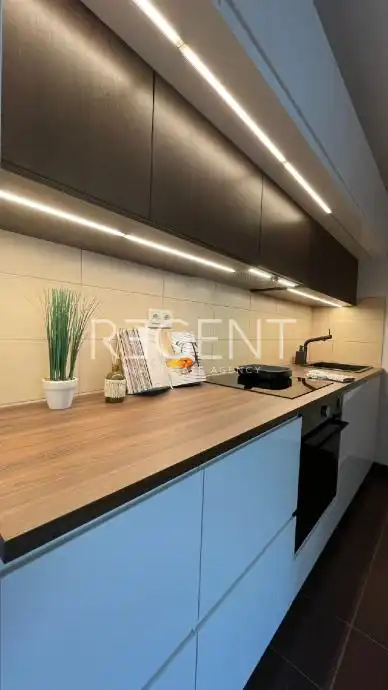 Split, Skalice - Dvosoban stan s loggiom 60 m2