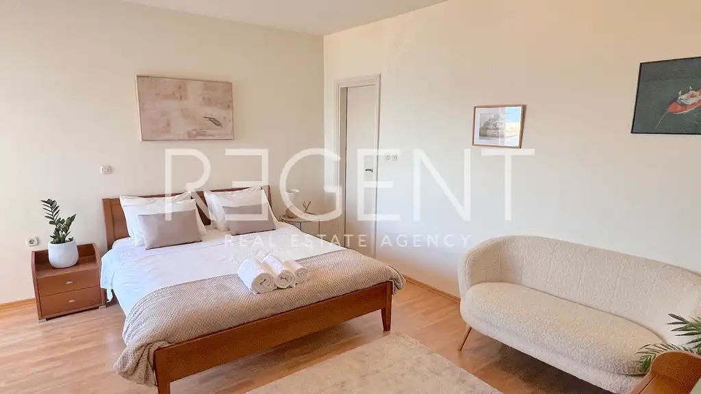 Villa 472 m², Brodarica — en première ligne de mer, 3 appartements