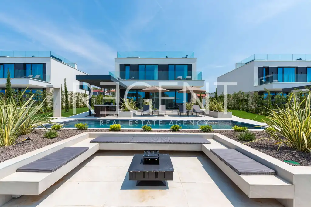 Istra, Poreč – vila 310 m², 4SS, bazen, sauna, krovna terasa