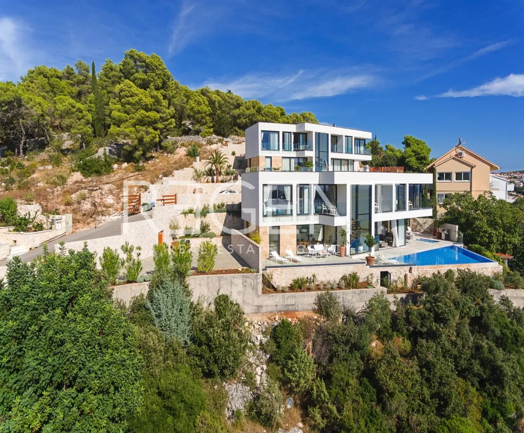 Hvar – Moderná vila s výhľadom na more 195 m2