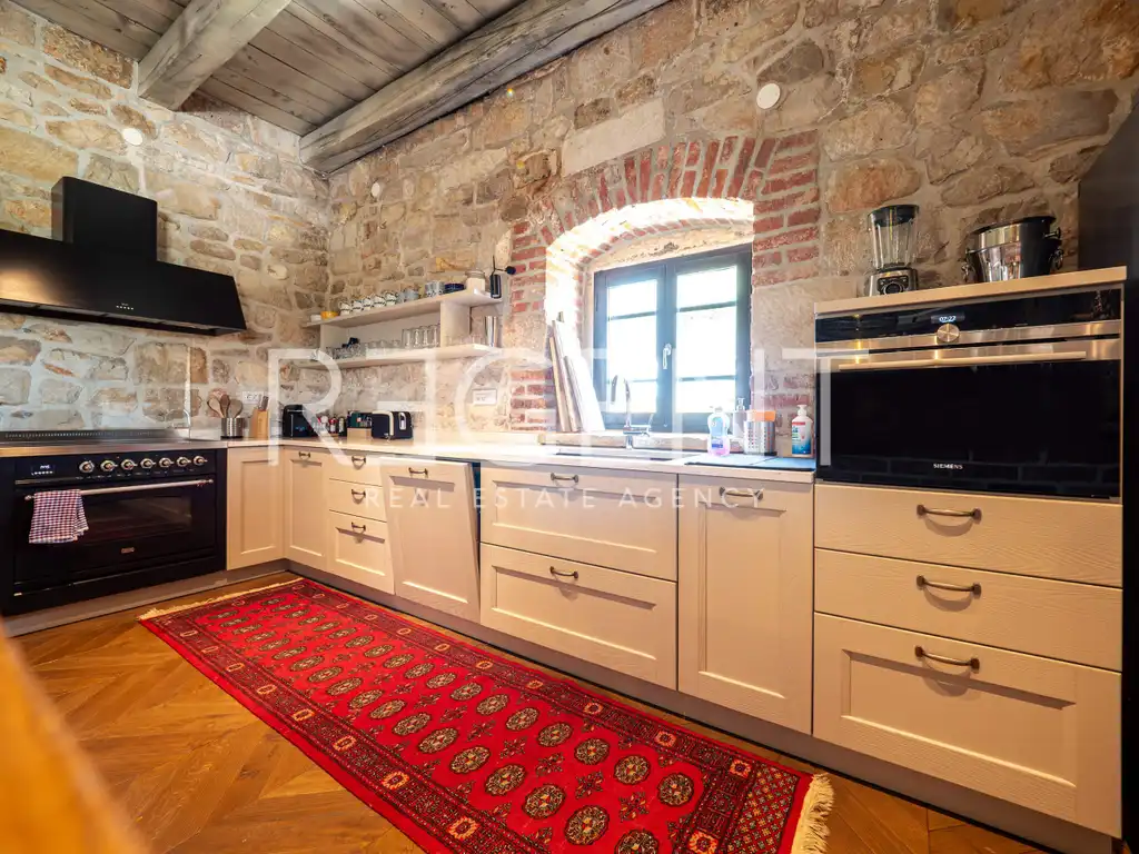 Zadar, Murvica – Krásná kamenná vila s tenisovým kurtem na pozemku 7800 m2