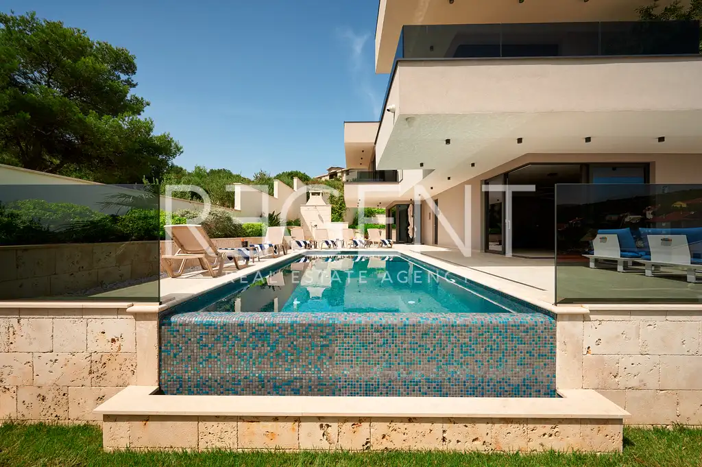 Trogir, Marina - Vila 400 m², 4 izby, bazén 30 m², 150 m od mora
