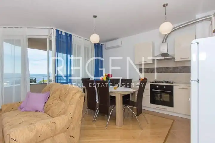 Split, Žnjan - Appartement de trois pièces avec loggia