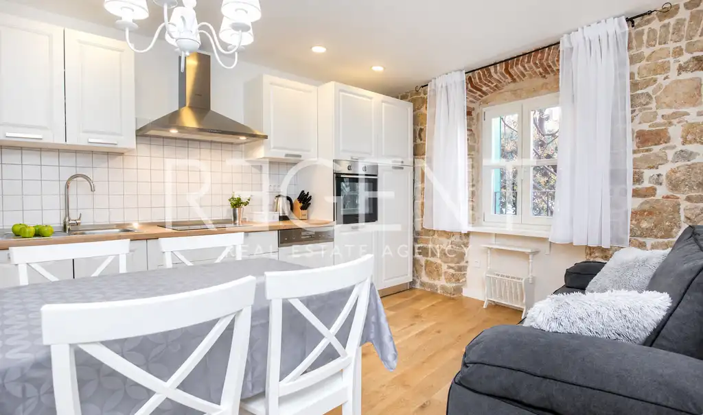 Šibenik, centrum – zrekonstruovaný kamenný dům se třemi apartmány