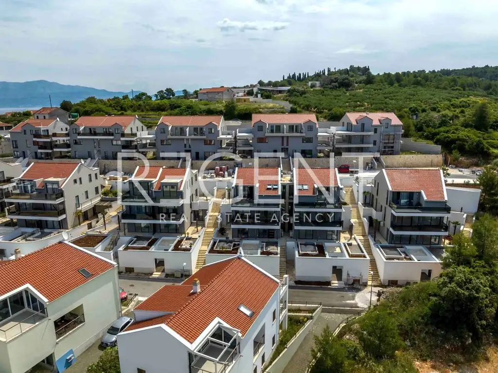 Brač, Sutivan - Dvojizbový byt v obytnom komplexe 97,56 m2
