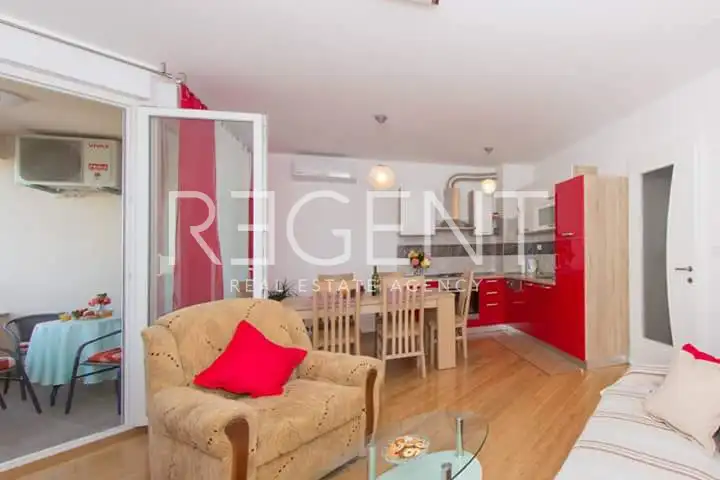 Split, Žnjan - Appartement de trois pièces avec loggia