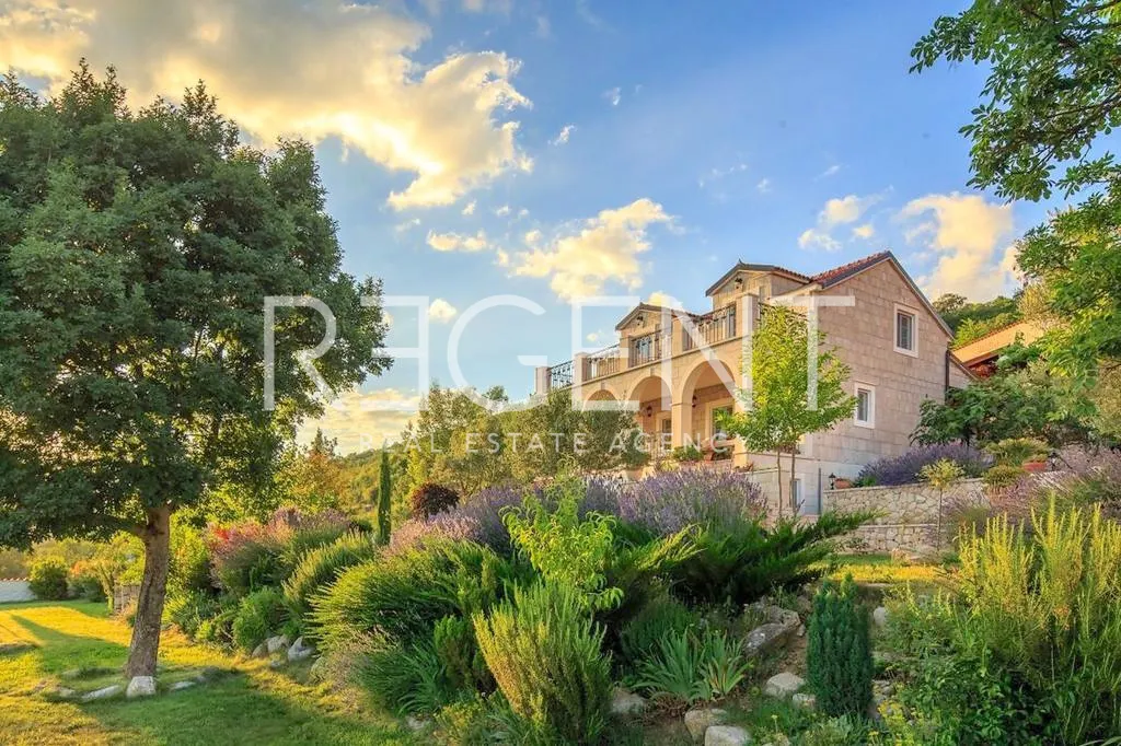Sinj – Luxusný kamenný dom s rozlohou 500 m2 na pozemku s rozlohou 6000 m2