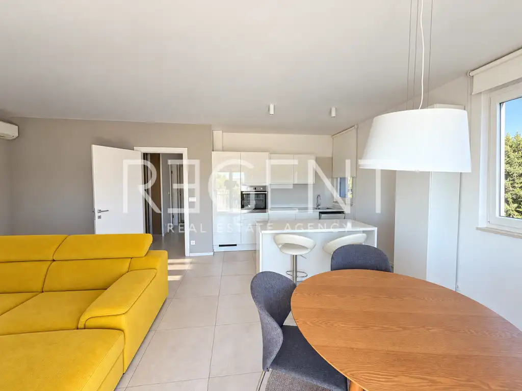 Split, Žnjan – stan 82 m², 2SS, balkon, lift, drugi red do mora