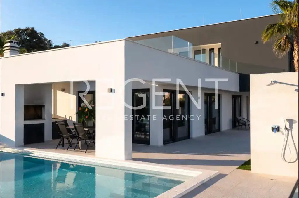 Villa 217 m², Vinišće — 4 camere da letto, jacuzzi, vista mare