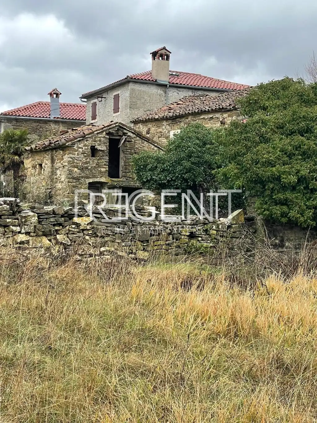 Istrien, Kostrčani - Projekt, Steinhof mit der Möglichkeit der Renovierung und des Baus einer Steinvilla