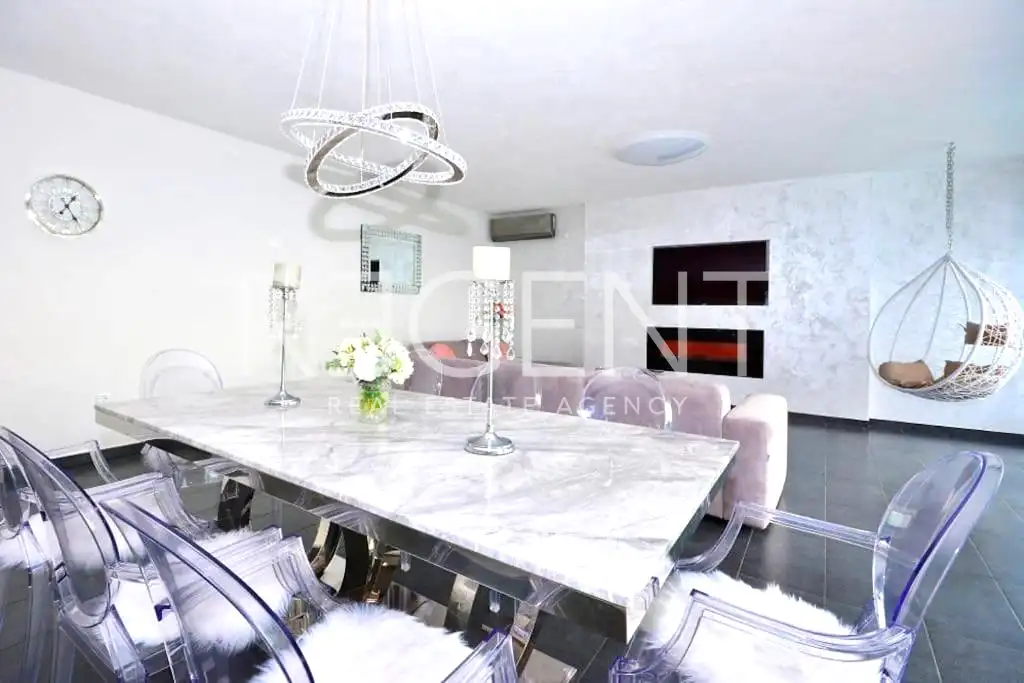 Split, Podstrana – Ohromujúca vila s výhľadom na more 250 m2