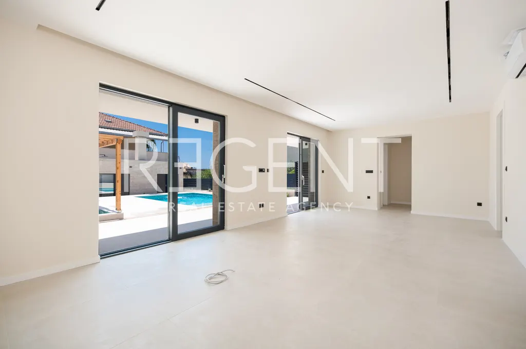 Trogir - Nova moderna vila od 300m2 s bazenom i jacuzzijem