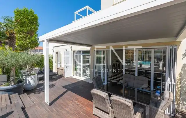 Rovinj – luksuzna vila z bazenom, prva vrsta do morja
