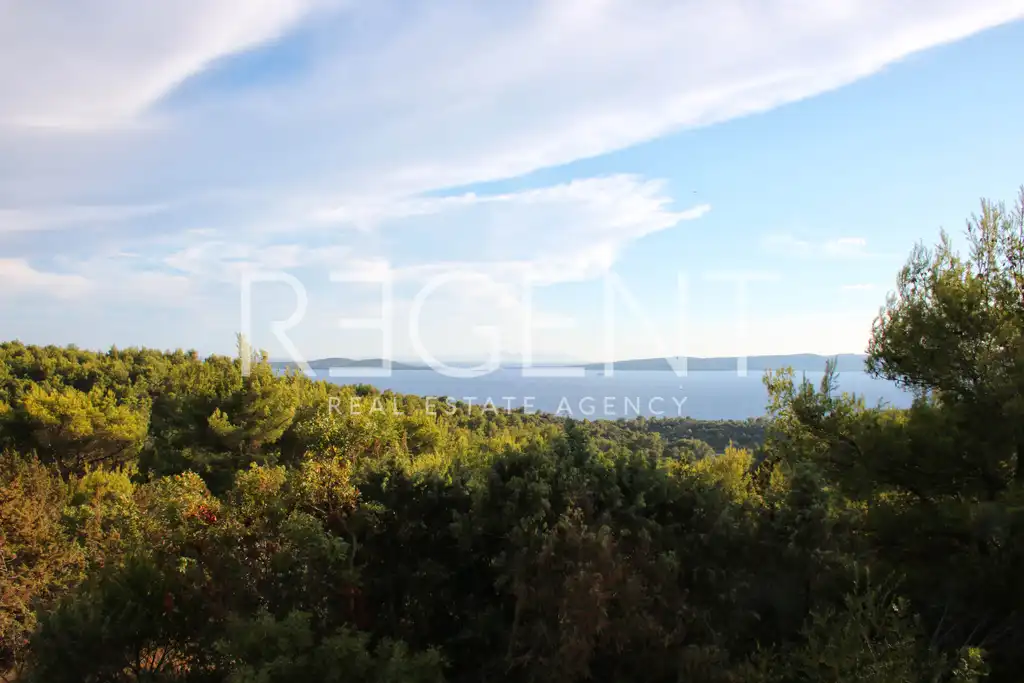 Brač, Sutivan - Građevinsko zemljište s pogledom na centar mjesta (1.543 m2)