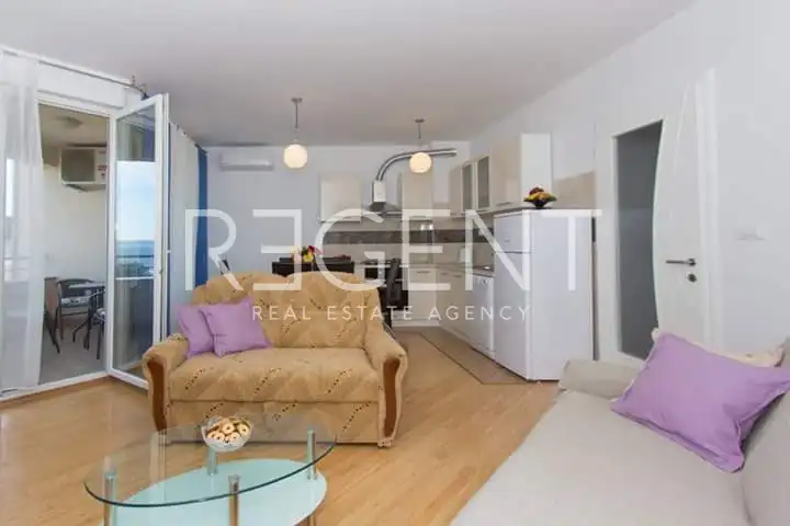 Split, Žnjan - Appartement de trois pièces avec loggia