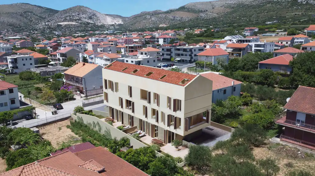 Trogir, Dragulin — novogradnja sa 6 stanova, vrtovima i garažom