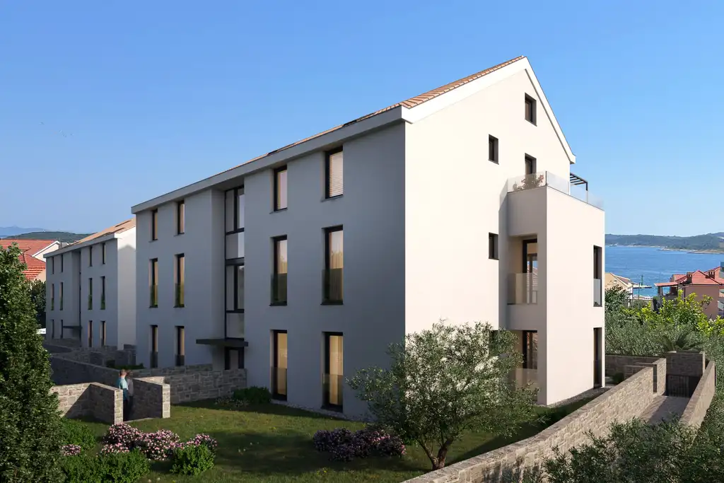 Pelješac, Orebić - Construction neuve moderne au centre avec vue sur la mer