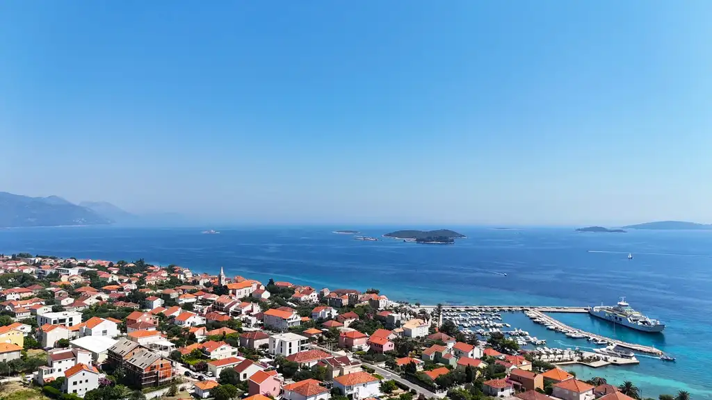 Pelješac, Orebić - Construction neuve moderne au centre avec vue sur la mer