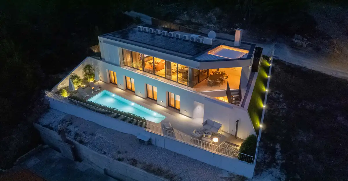 Modern Villa with Pool, Sauna & Home Cinema