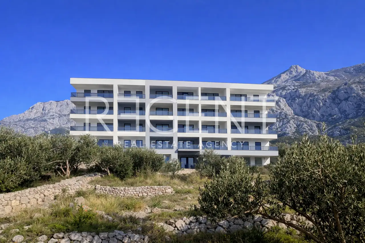 Makarska, Zelenka - appartement de deux pièces dans un immeuble neuf avec terrasse et jardin.