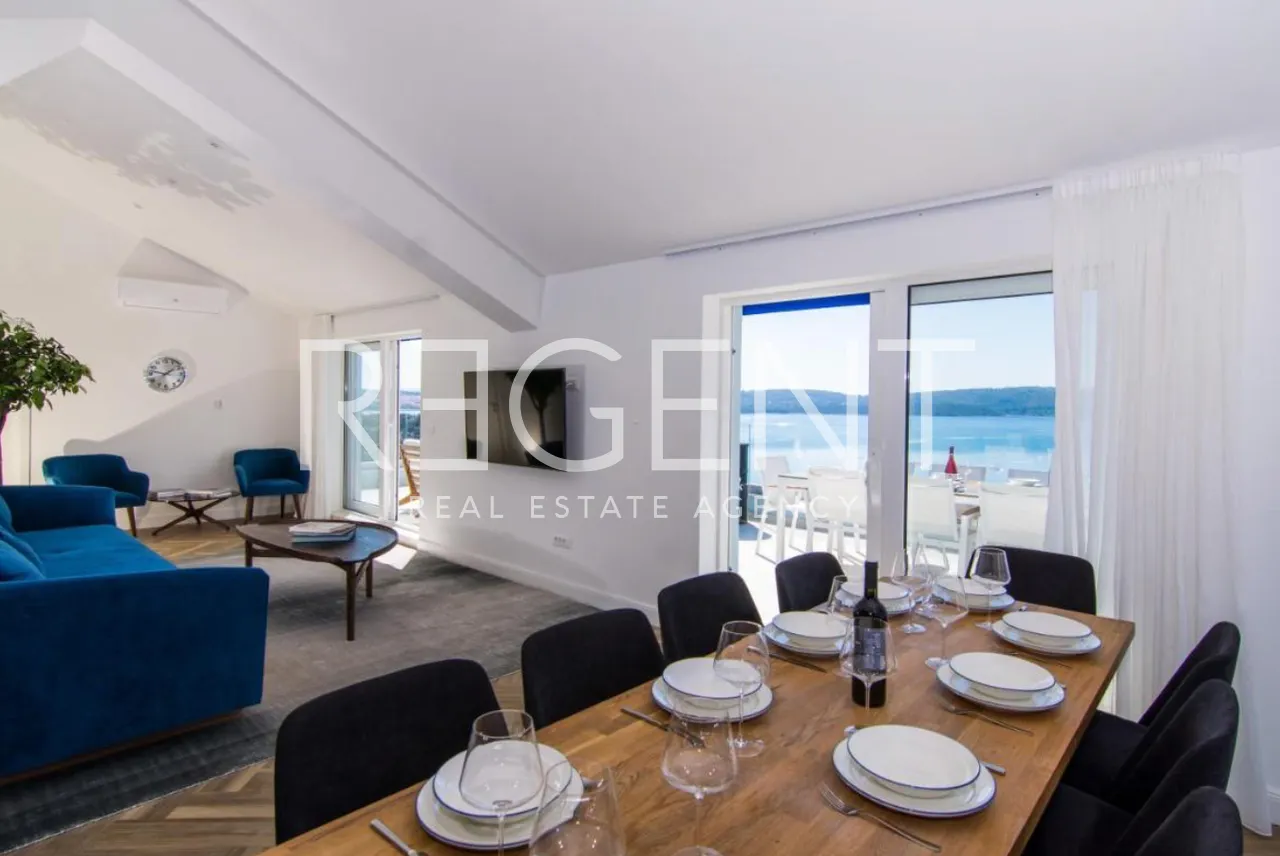 Trogir - Attico moderno di cinque locali con terrazza e vista mare 185 m2