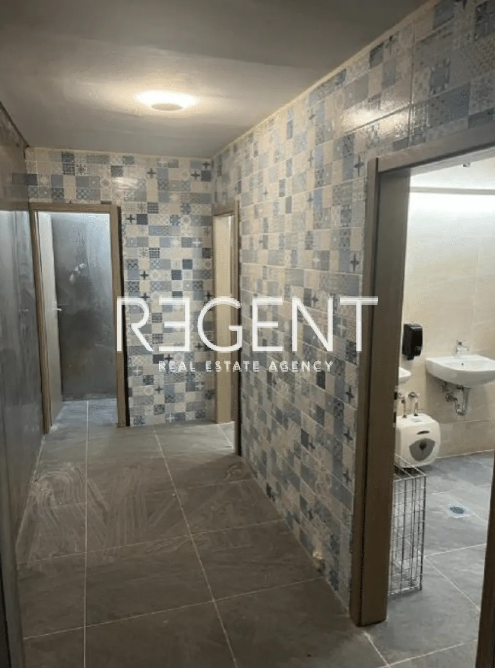 Trogir - Immeuble résidentiel et commercial de 1380 m2 avec terrain associé dans un excellent emplacement