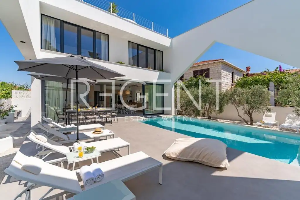 Brač, Supetar - Villa contemporaine avec piscine chauffée et vue sur la mer