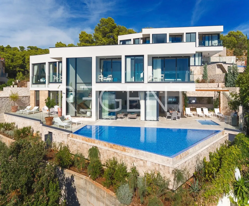 Hvar – Moderná vila s výhľadom na more 195 m2