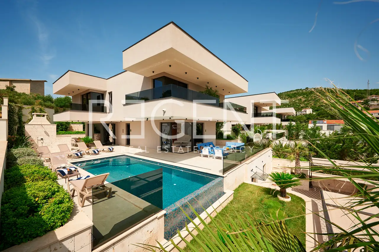 Trogir, Marina - Vila 400 m², 4 izby, bazén 30 m², 150 m od mora