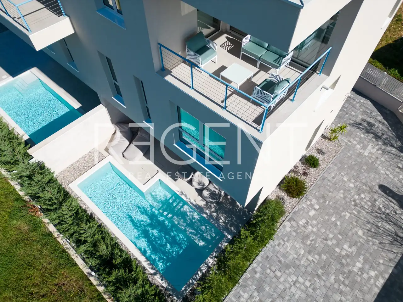 Seget Vranjica – sodobna duplex vila z dvema bazenoma in s pogledom na morje