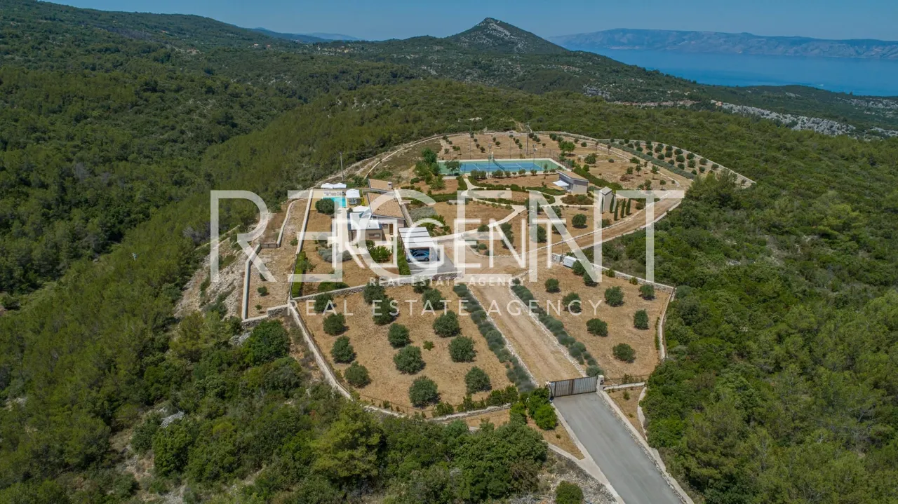Hvar, Ivan Dolac - statek v srdci ostrova 140 000m2